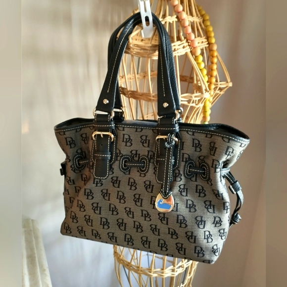 Dooney & Bourke Handbags - DOONEY & BURKE SATCHEL🦆